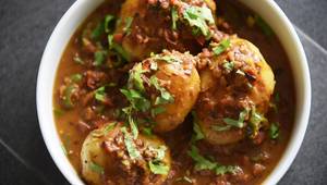 Easy Vegan Aloo Curry: Fluffy Potatoes in Flavorful Sauce