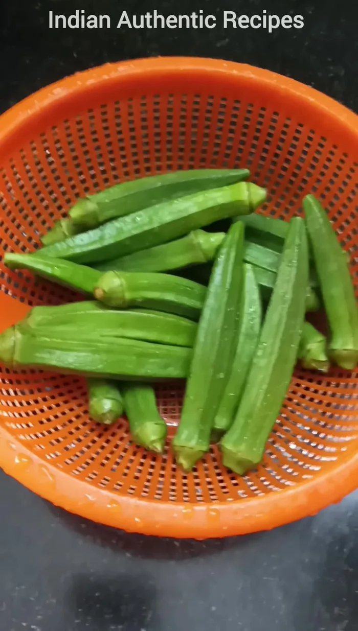 Wash and cut the fenugreek. Soak mung beans in water to make them easier to cut coarsely.
