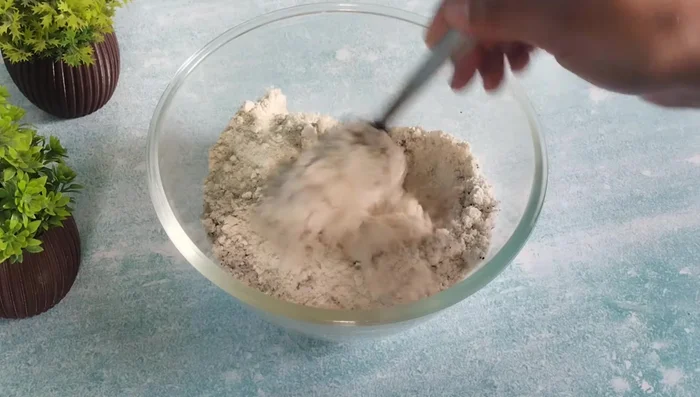 Mix wheat flour, semolina, desiccated coconut, and salt thoroughly.