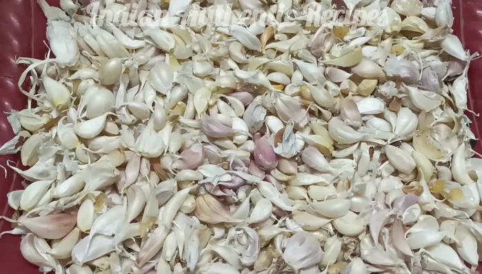 Peel 250 grams of small garlic cloves (they have the best aroma). Soak them in water for 5 minutes, then drain.