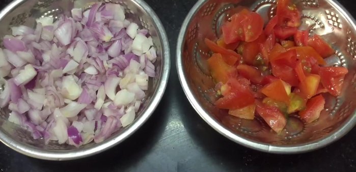 Add oil to the pan. (No specific amount mentioned)