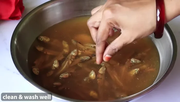 Heat oil in a frying pan. Add mustard seeds and let them splutter.