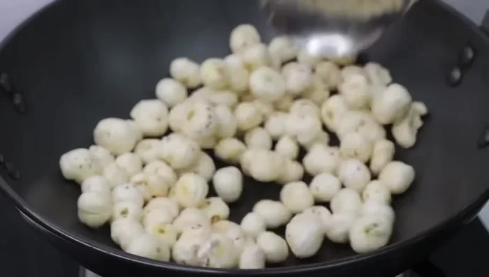 To prepare the drink, mix the powder with milk.