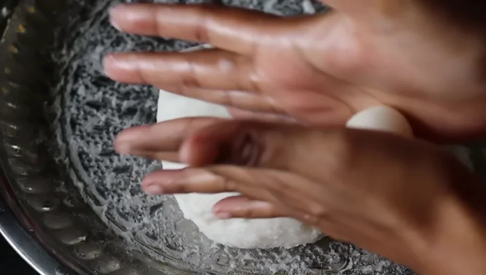 Roll the dough into small balls. (138.52)