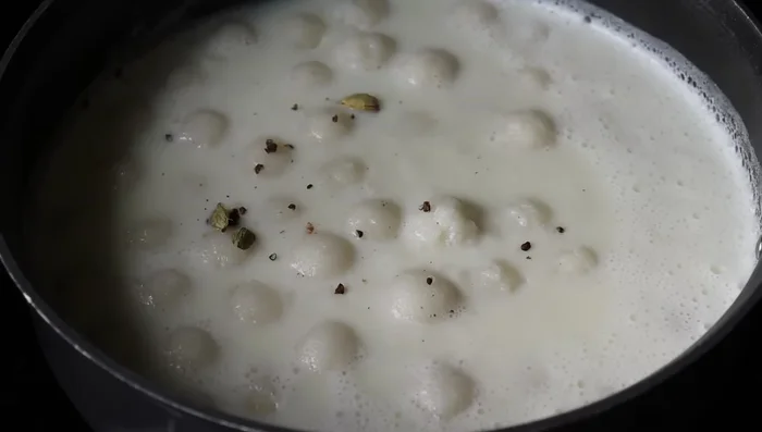 Simmer, add cardamom powder, and mix lightly. (254.159)