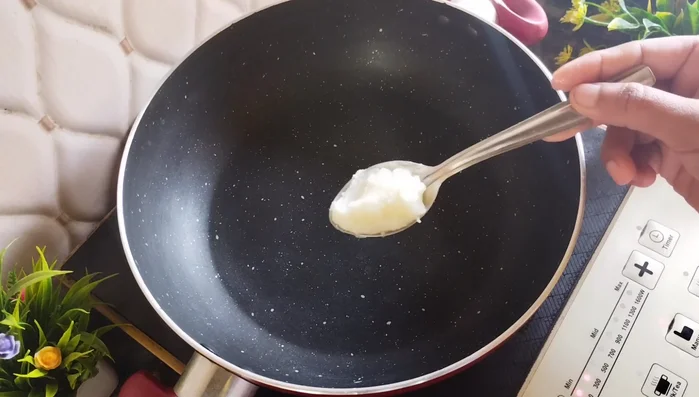 Heat a pan and add 2 tsp of ghee (or refined oil). Melt the ghee.