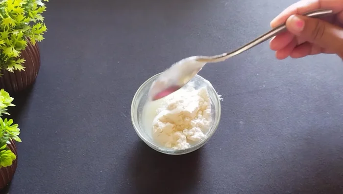 Prepare the sata: Mix ghee and refined flour (or wheat flour) to form a paste (222.08).