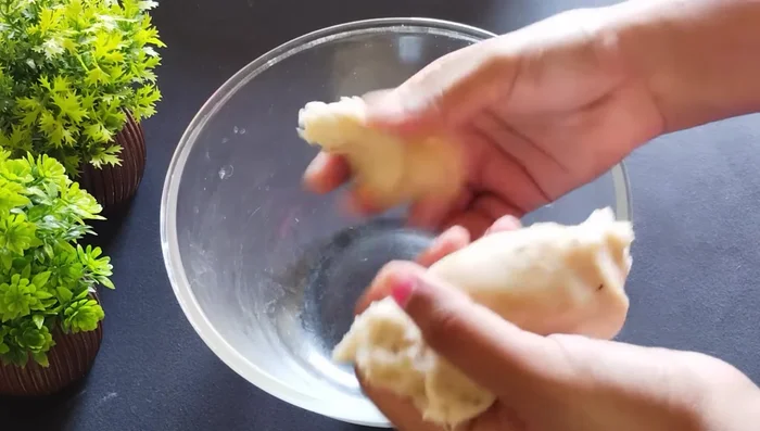 Make small dough balls and roll them into thin, round tikkis (265.479).