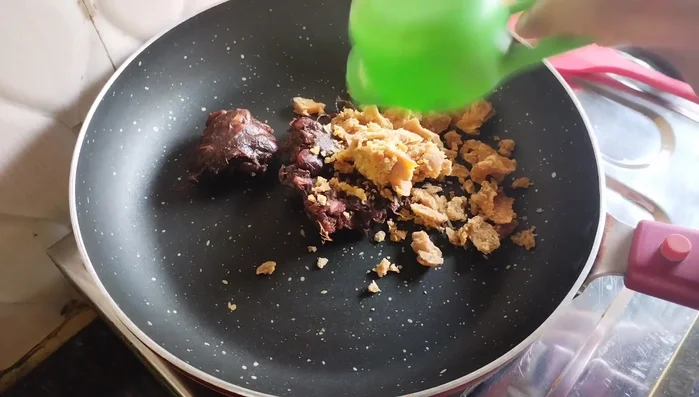 Prepare tamarind chutney: Cook tamarind, jaggery, and water on low flame until thick (about 4-5 minutes). Strain through a sieve. Mix with salt, red chili powder, and cumin powder.