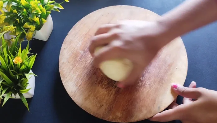 Lightly knead the rested dough. Roll it out thickly (avoid making it thin). Cut the dough into square pieces, then cut each square in half.