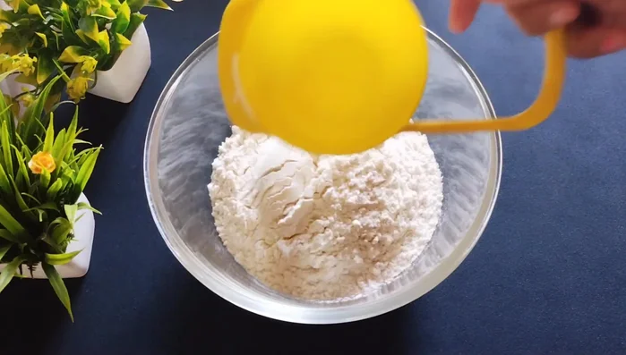 Mix 2 cups of flour, 1/2 teaspoon salt, and 1/2 teaspoon baking soda (or baking powder) in a vessel.