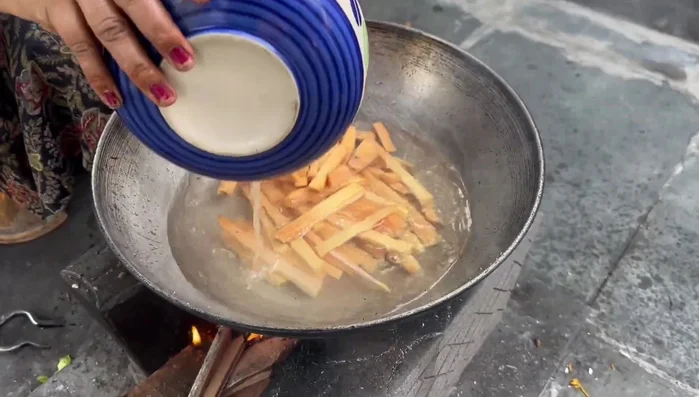 Wash the suran in hot water to remove stickiness. This is important to prevent sticking during frying.