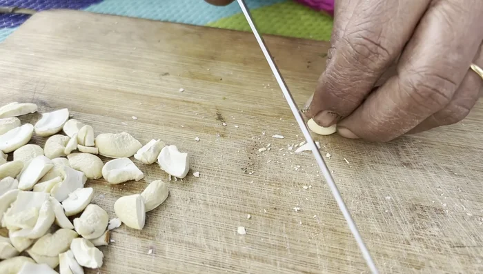 Cut the cashew nuts and almonds into small pieces.