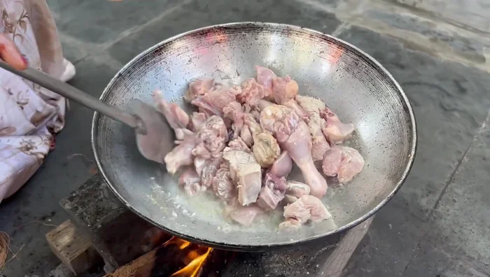 Fry the chicken until well-browned and the color changes.