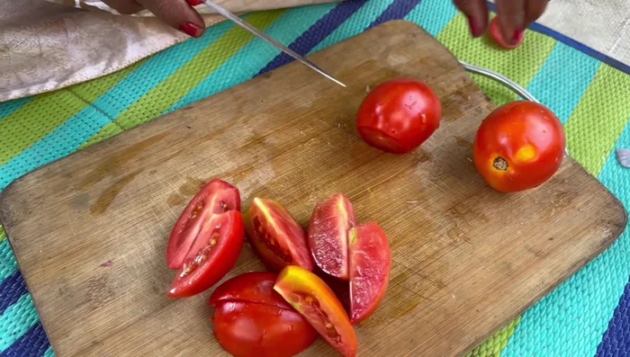 Cut tomatoes into two halves.