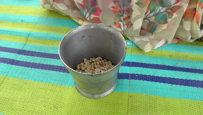 Grind the peeled peanuts in a mortar.