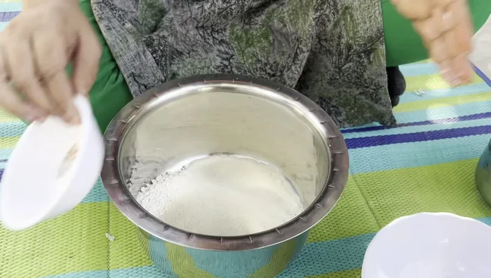 Prepare the batter: In a bowl, mix 2 bowls of jowar flour and 1 bowl of semolina. Add water gradually to create a batter similar to idli batter – neither too thin nor too thick.