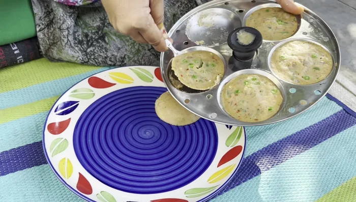 Cool and fry: Let the idlis cool slightly. Fry them in a pan with oil, chili, and sesame seeds until crispy.