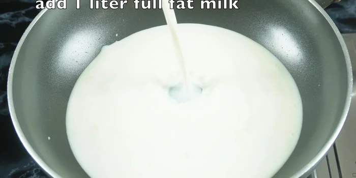 Add 1 liter of full-fat milk to a heavy-bottomed pan. Do not add water.