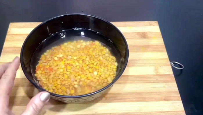 Wash and soak chana dal, tuvar dal, and masoor dal for one hour. (84.159)