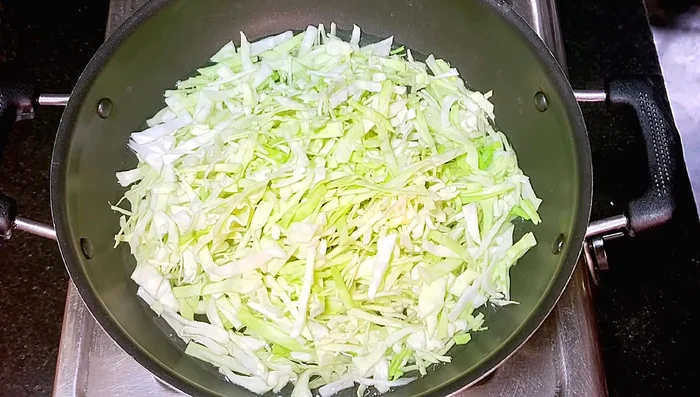 Steam the shredded cabbage in hot water for 3-4 minutes.