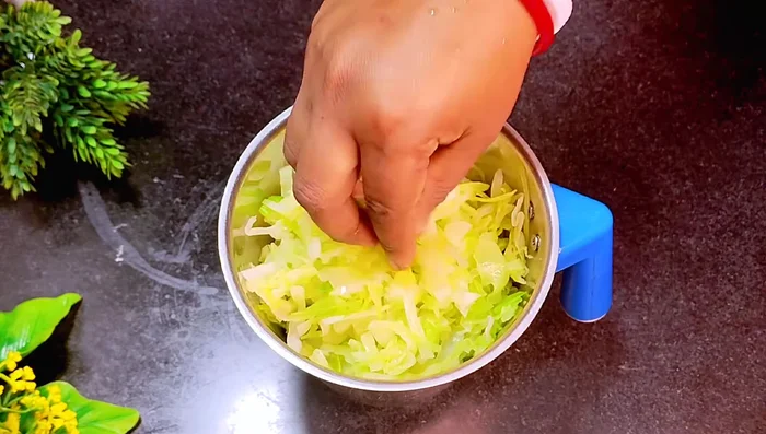 Make a fine paste of the cabbage using a mixer.