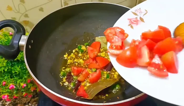 Add chopped tomatoes and fry for 1-2 minutes.