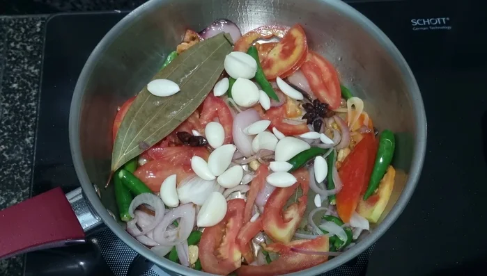 Add garlic and ginger, fry until fragrant.