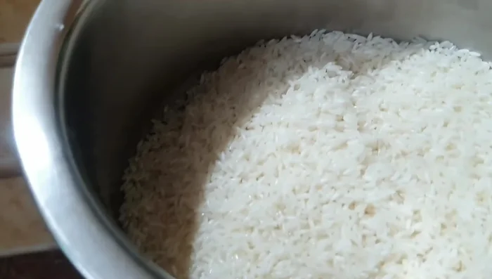 Add the drained rice to the boiling water. [136.56]