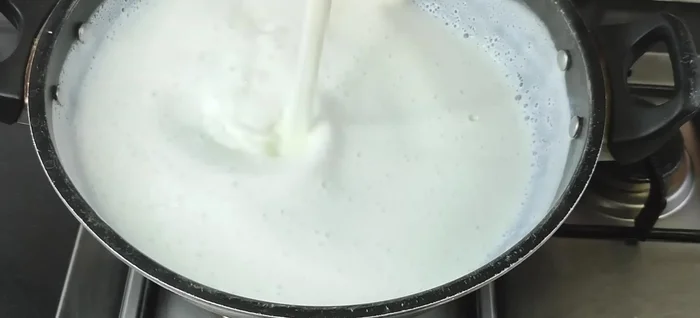 Boil 1 kg of milk on high heat until it boils nicely. Then reduce heat to medium.