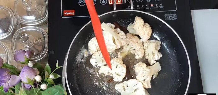 Fry the coffee lightly, covering the pan with a lid.