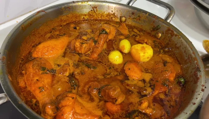 Combine chicken and vegetables: Add the fried eggs and potatoes to the cooked chicken.