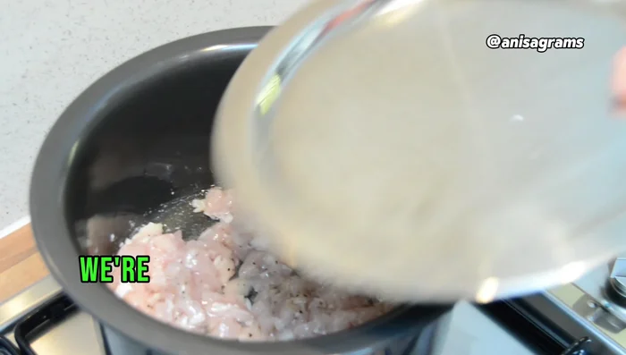 In a pan, add oil and cook the chicken with black pepper. (56.8)