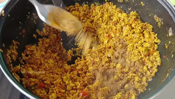 Add cumin powder and pepper powder, mix well for a minute.
