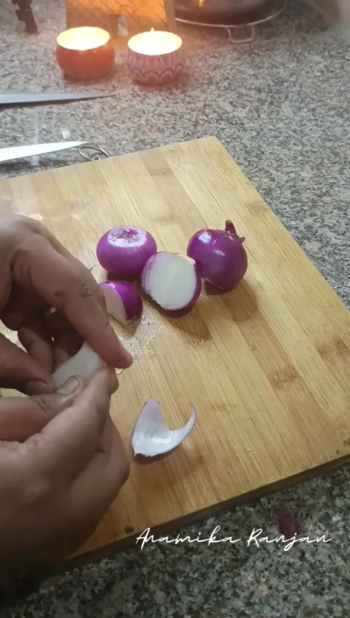 Peel and roughly chop the onions. Sauté the peeled onion skin in the same oil until slightly transparent.