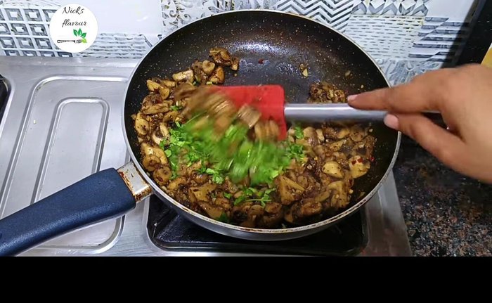 Turn off the heat and add finely chopped coriander leaves. Mix. [181.48]