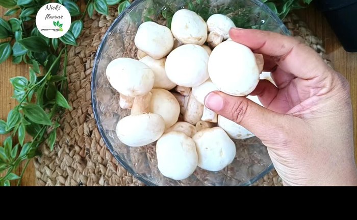 Wash mushrooms thoroughly 2-3 times with normal water and clean them. [22.279]