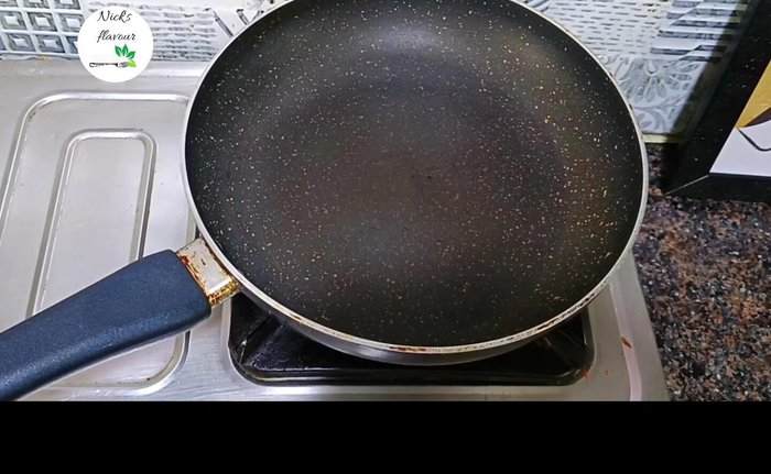 Heat a pan and add 1 tbsp butter. [85.4]