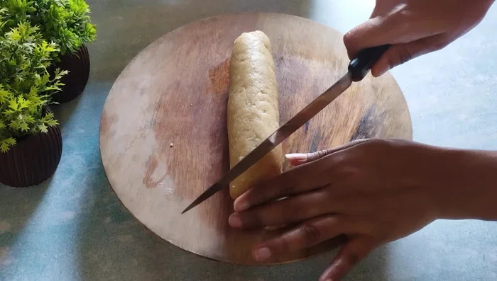 Cut the roll diagonally into small, slightly crooked pieces. You can cut them in any shape you prefer.