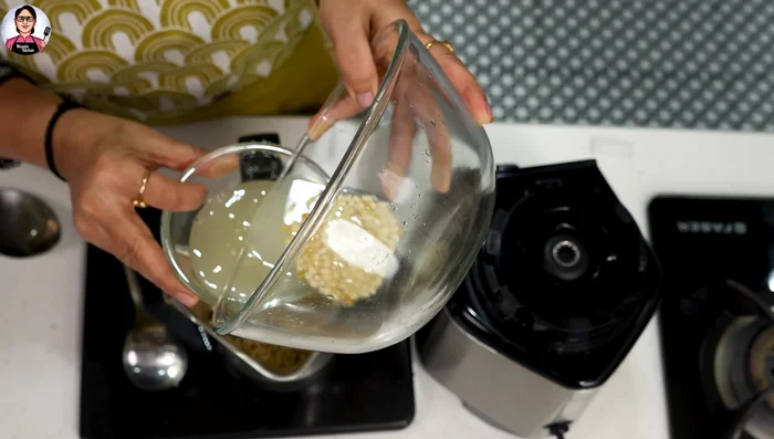 Grind the lentils: Grind the soaked urad dal and fenugreek seeds using some of the lentil soaking water. Keep aside.
