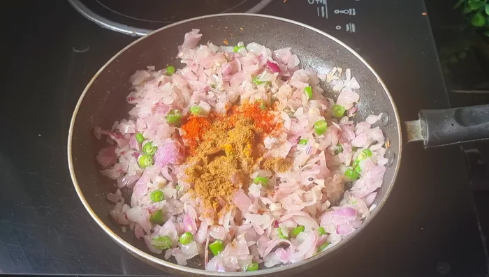 Add salt, red chili powder, turmeric powder, cumin powder, garam masala, coriander powder, and chaat masala. Mix well and fry for 1-1.5 minutes until the spices are fragrant.