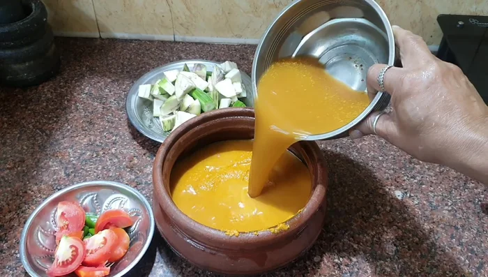Combine the spice paste and tamarind pulp. Add water and boil.