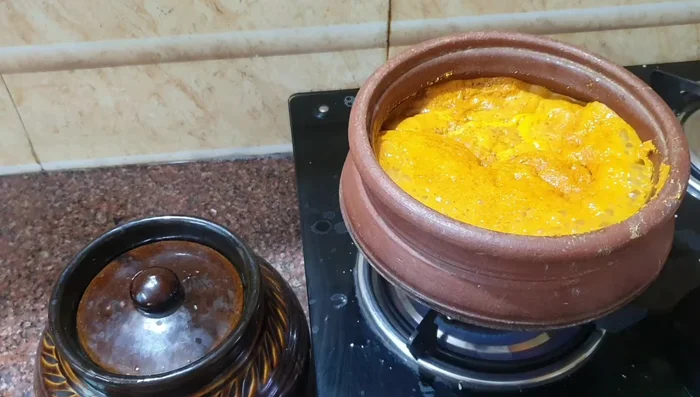 Add salt to the boiling gravy and let it dissolve.
