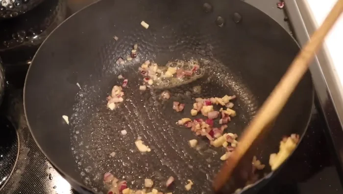Melt butter in a pan. Add chopped garlic and onions and sauté until fragrant.