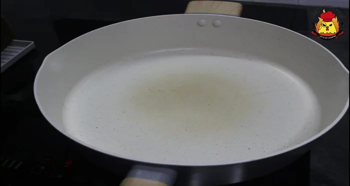 Heat up the pan and add mustard oil (or desi ghee/refined oil).