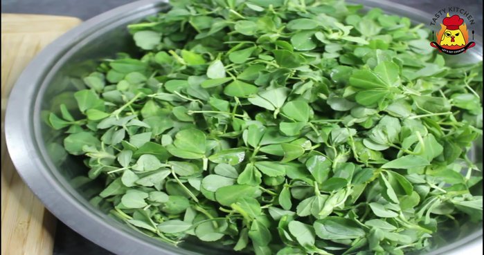 Chop the fenugreek leaves into 5 pieces and slit them.