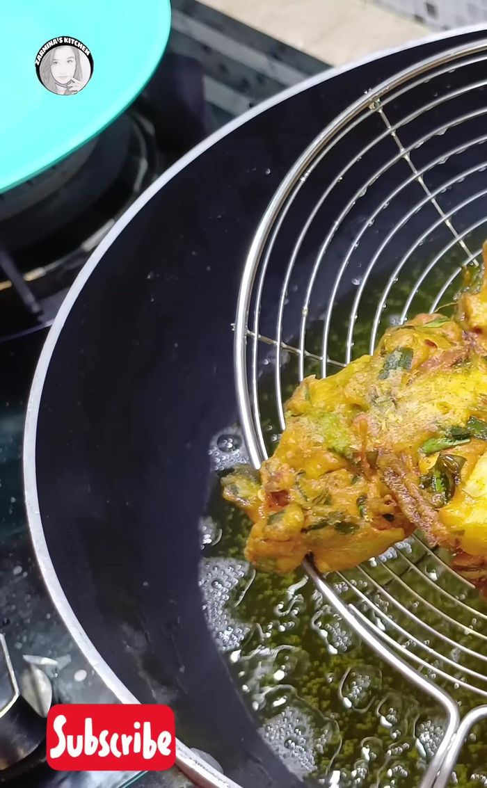 Remove pakoras from the oil and drain on paper towels.