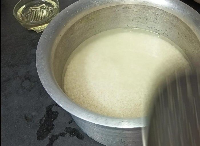 Soak the rice for half an hour.