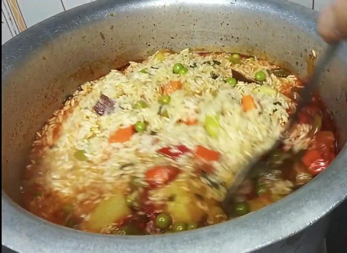 Gently fluff the rice and vegetables. Cover and cook on low flame (dum) for 10-15 minutes.