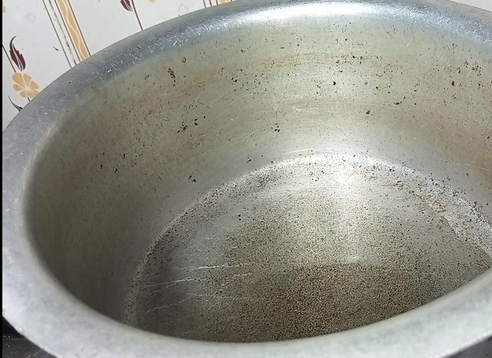 Heat oil (or oil and ghee) in a pan. Fry the sliced onions until golden brown (about 5 minutes).
